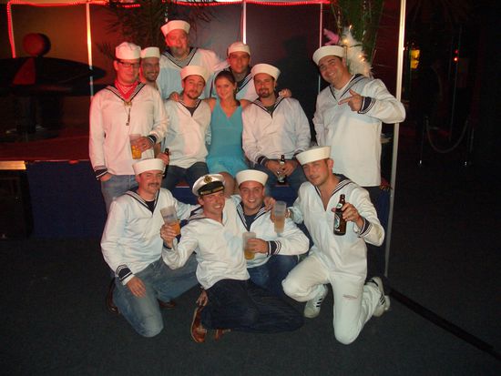 Matrosen on Tour
Gruppenbild mit Dame