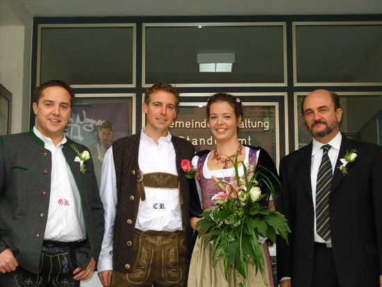 Paar mit Trauzeugen vorm Standesamt