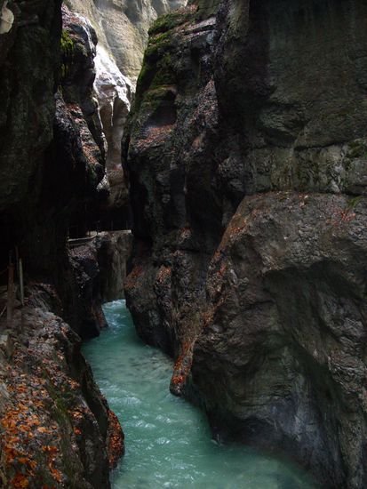 Durch diesen bayrischen Canyon (Partnachklamm) sind wir an einem herrlichen Herbstag gewandert.