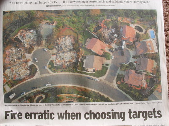 Aus der Zeitung abfotografiert. Das Foto zeigt gut die teilweise Wahllosigkeit des Feuers. Links in der Sackgasse blieb ein Haus stehen (mitte oben, ohne Trümmer), rechts nebenan blieben alle stehen bis auf eins.