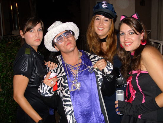 Der brasilianische "Pimp", zwei Polizistinnen und a Katzerl 