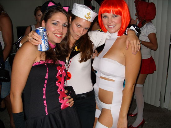 Rechts der Beweis des Ausspruches eines Kollegen:
"Halloween is just a reason for the girls to wear the least possible amount of clothing."