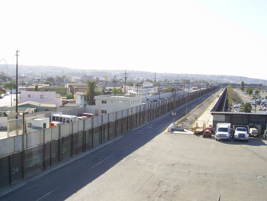 Grenzbefestigung
wer denkt da nicht an die Mauer?