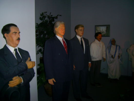 Wir waren auch noch im Wachsfigurenmuseum. Vorne links ist nicht Sadam sondern ein mex. Politiker, dann Clinton, Carter, ? und Mutter Theresa.