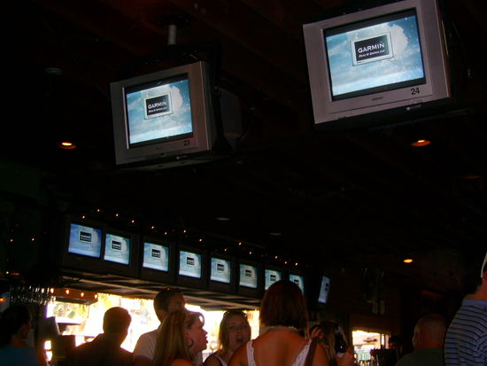 Ein paar TVs über der Bar