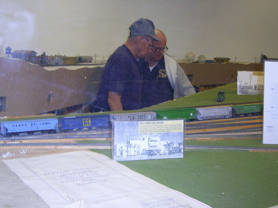 Zwei Schaffner im Modelleisenbahnmuseum bei der Arbeit