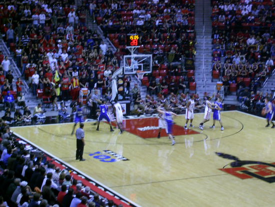 Für Drei
Air Force in Blau
Aztecs in Weiß