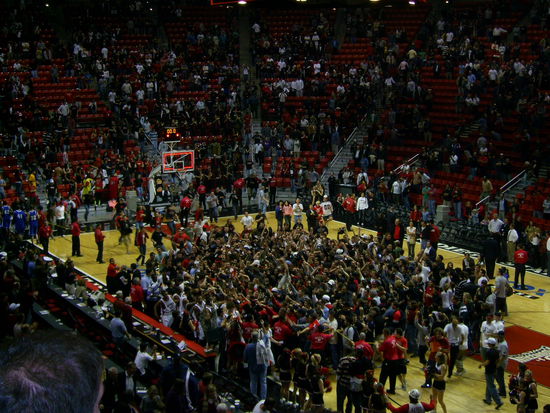 Zuschauer stürmen das Feld nach der Schlusssirene um ihre Manschaft (ganz links hingedrückt) zu feiern.
Was machen die wenn es ein Endspiel ist??