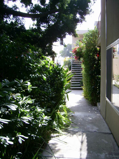 Die Treppe geradeaus geht zu unserem Appartement hoch