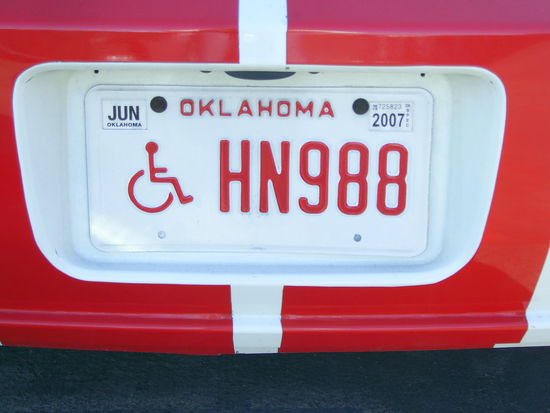 Es gibt auch extra Schilder für Behinderte. Die dürfen dann auf den Behindertenparkplätzen parken.