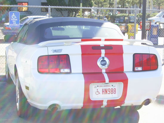 Aber an so einem Auto? Hat mich überrascht. Auf dem Schil steht was von Van accesible 