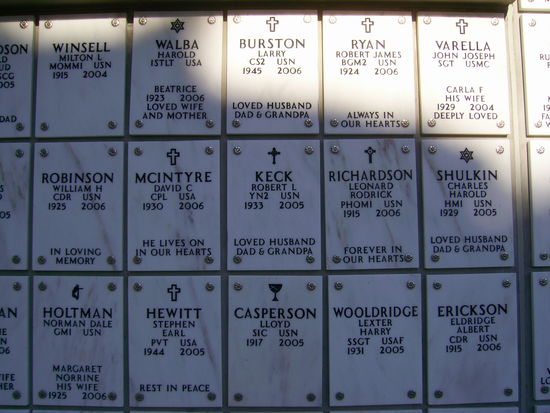 Neuere Gräber sind als Wandplaketten gestaltet. Jeweils mit den Religionssymbolen