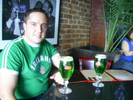 Grünes Bier!!!! Schmeckte aber auch nicht anders als normales Stella da nur Lebensmittelfarbe