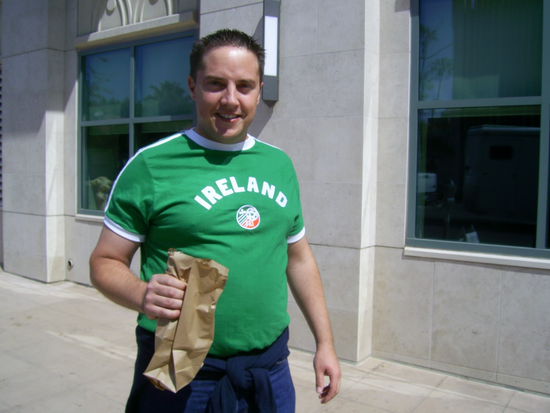 Mein ertses Wegbier in einer Papiertüte!