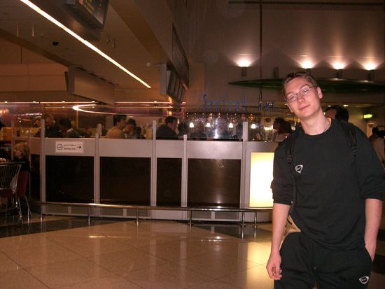 raucherfreier Flughfen, bis auf kleine Kaestchen