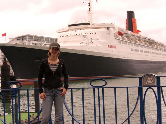 was ist das denn fuer ein riesen Schiff im Hafen von Auckland?