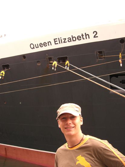 ja, richtig! wir sind ueber das 2 groesste kreuzfahrtschiff der welt gestoplert...das groesste lag ein paar tage spaeter im hafen (queen mary 2)