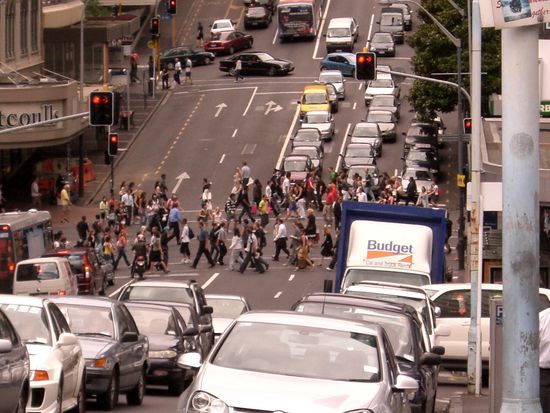 hier kann man, wenn die fussgaenger ampel auf gruen schaltet auch quer laufen...alle ampeln sind gruen...sieht lustig aus...ein ganzer haufen ueberquert die strasse