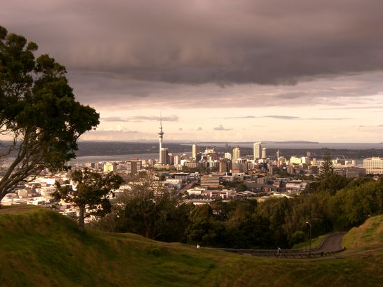 Auckland in der Abenddaemmerung