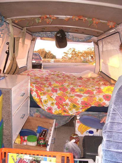 von innen- ein kleiner hippi bus uns gefaellts!