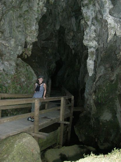 ein kleiner Stop in einer Gluehwuermchen Hoehle