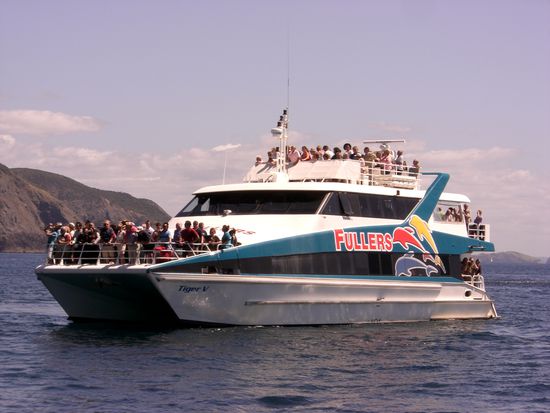 jaa, und genau auf so einem beladenen touri schiffchen...mehr eine renter kaffee fahrt...aber trotzdem ganz nett