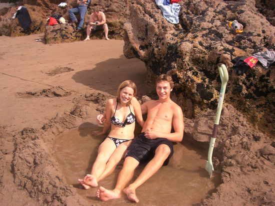 ...und ein Loch gebuddelt! Wohl temperiertes Wasser zum entspannen