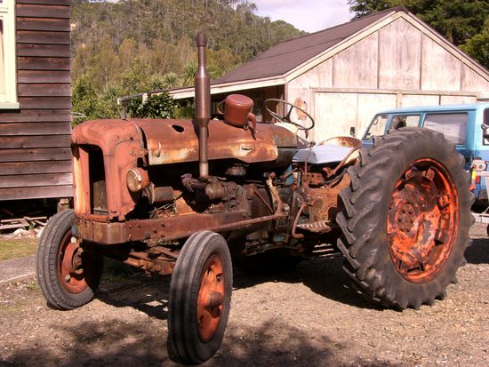 der 45 Jahre alte Traktor von Richard, funktioniert noch und zieht das Boot.