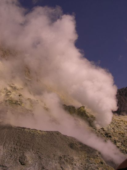 dampfte teilweise mit enormen druck aus dem Boden...