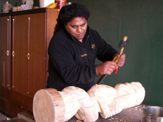 ein Maori beim Holz carven...echt beeindruckend was die aus nem Stueck Holz so machen koennen...wir haben uns auch mit was leichtem probiert, aber sind teilweise klaeglich gescheitert...