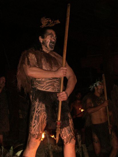 das meiste davon ist wirklich taetowiert! Maoris koennen bei ihrem Kriegstanz ganz schoen angsteinfloessend aussehen