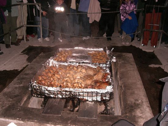 Hangi-traditionelles Essen aus dem Erdofen...wurde ca 4h gegarrt...supppper lecker gewesen!! derweilen wurden wir mit einer netten show bei laune gehalten