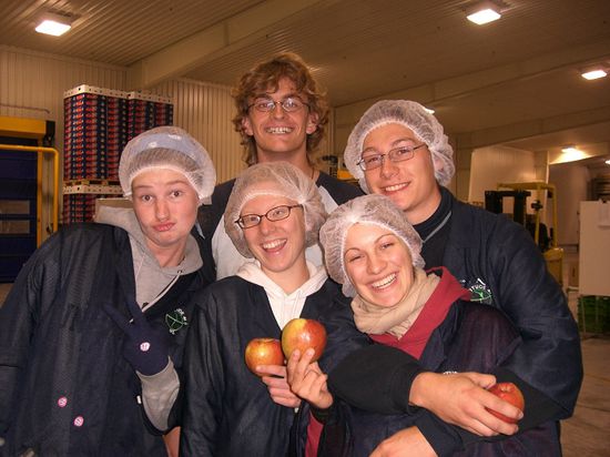 haben ein paar leute aus unserem hostel zum arbeiten rekrutiert, damit war wenigstens in den pausen ein wenig abwechslung da..und jaa, bob (hinten) musste eigentlich auch ein haeubchen tragen...