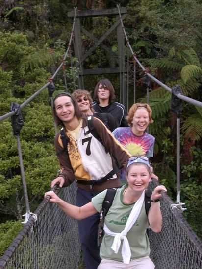 gut das wir erst danach das schild gesehen haben das hoechstens 5 personen auf dieser bruecke sein sollten...