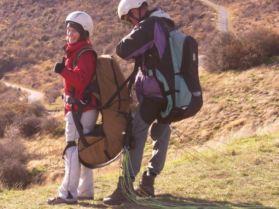 und los solls gehen...auch wenn die ersten Start Versuche voll in die hose gingen...zu starker wind, haben uns mehrere male auf die schnauze gelegt
