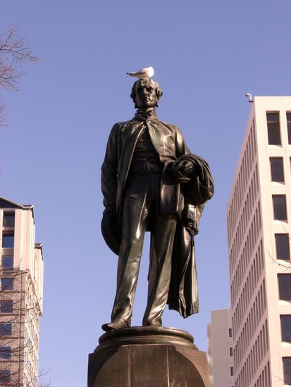 so hat er sich das sicher nicht vorgestellt als statue...