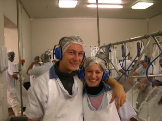 mit Schuerze, Ohrschutz und allem drum und dran! Das Foto ahben wir an unserem letzten Tag nach unserer letzten Schicht aufgenommen. kein wunder dass wir so strahlen