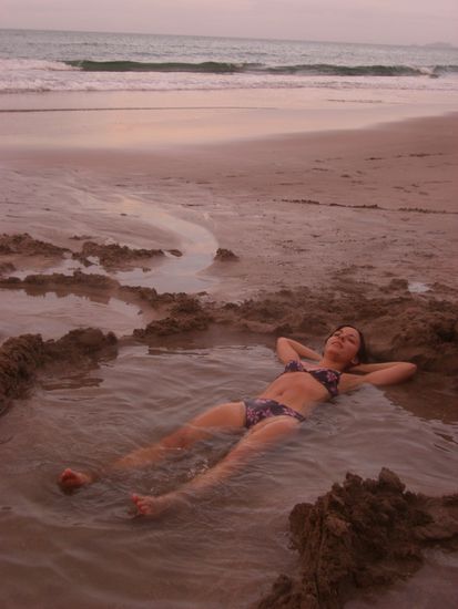 milli relaxt am hot water beach