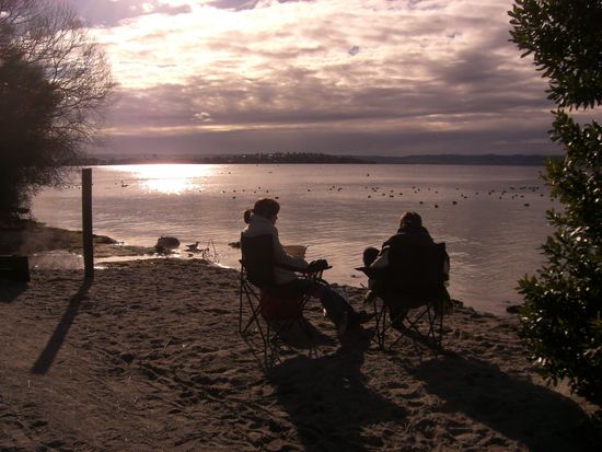 am lake rotorua, kurzen mittags snack gehabt!