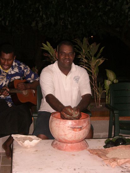Ein Fijianer beim Kava machen...