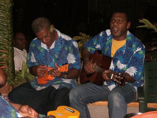 Musik immer dabei! Fijianer sind ein wirklich froehliches Volk!