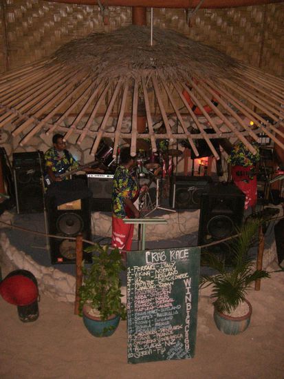 jeden tag live musik! und an unserem abend eine Crab auktion mit anschliessender crab race!undglaublich amuesant. da haben manche doch wirklich krebse fuer F$225( der Fiji Krebs!) gekauft. anschliessend wurden alle 20 krebse losgelassen und die ersten 3 die den auesseren Ring erreicht hatten hatten gewonnen!die spinnen die Fijianer!