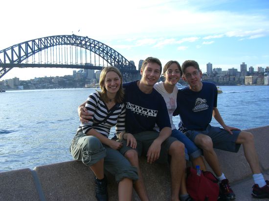 wir vor der berueeehmten harbour bridge!(man muss $3 mit dem auto zahlen um da rueber zu fahren!!!frechheit!)