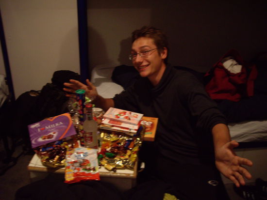 Robs Geburtstagstisch!ganz gluecklich!!!Mega viele Suessigkeiten sind von zu hause gekommen unser warten auf endlich heimische suessis hatte ein ende! und uns ist nicht nur einmal in den 4 wochen von gummibaerchen schlecht geworden! ich glaube wir hatten schaetzungsweise 9-10 packungen!!