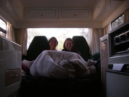 und milli und ich bei der fahrt!haben es uns immer schoen gemutelich auf der essecke/2 bett fuer 2 personen gemacht! dort konnte man einen teil des bettes abbauen und nen tisch reinstellen!