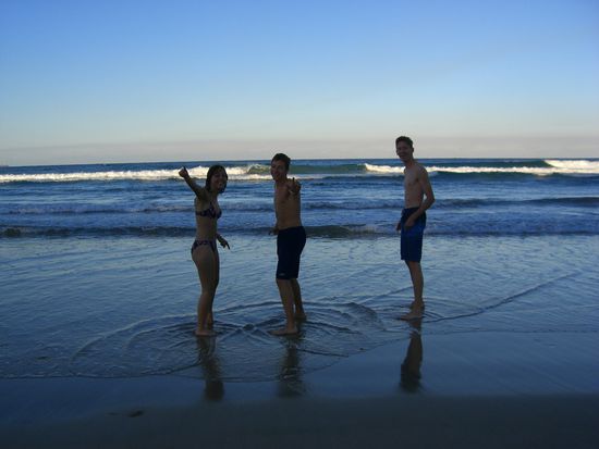 erste Mutprobe: der erste kontakt mit dem australischen Meer!! Franzi war auch drin!!!!