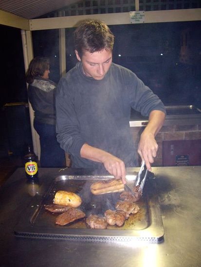 abends schoen gegrillt. solche grill einrichtungen gibt es in australien eigenlich bei fast jeder groesseren picknick area!Umsonst!! echt eine gute Sache!