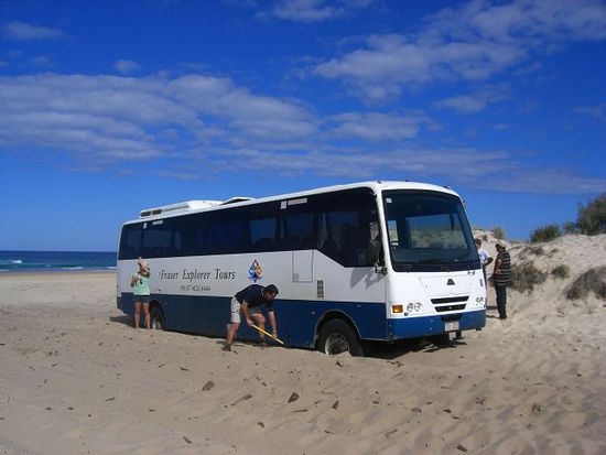 Das war unser Bus mit dem wir 2 Tage ueber die Insel gecruist sind...hier allerdings sind wir stecken geblieben (ist wirklich nur 1mal passiert!!!) und waehrenddessen wir wunderschoene aussichten genossen buddellte unser Fahrer uns wieder aus!