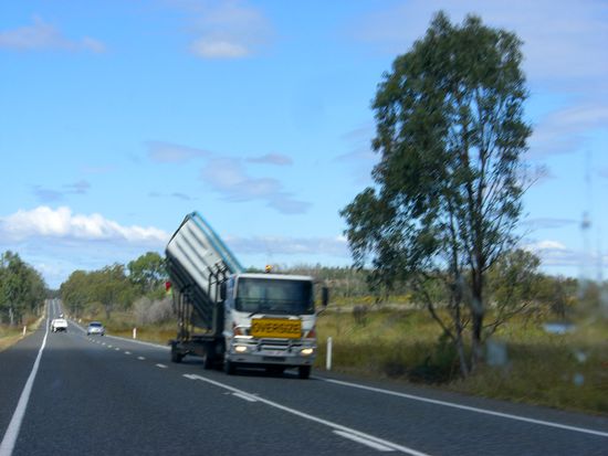 Ab und zu sind uns auf dem Weg halbe haushaelften begegnet! war ein witziges bild. hier muesste vermutlich grad ein swimmingpool an uns vorbei rauschen!