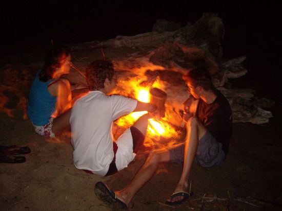 abends gab es dann endlich mal ein lagerfeuer am strand!